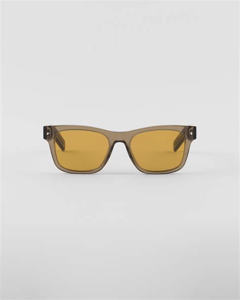prada sonnenbrille mit ikonischer plakette aus metall